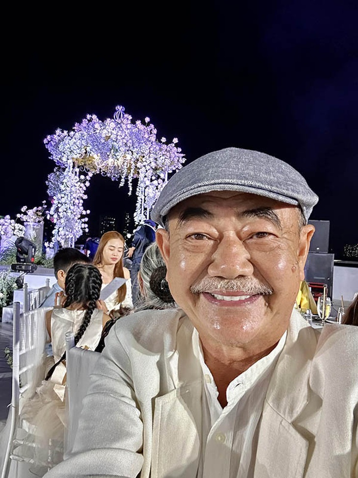 Ảnh vui sao Việt 23-3: Vợ chồng Hồ Ngọc Hà - Kim Lý ‘chất lừ’ dạo phố - Ảnh 8.