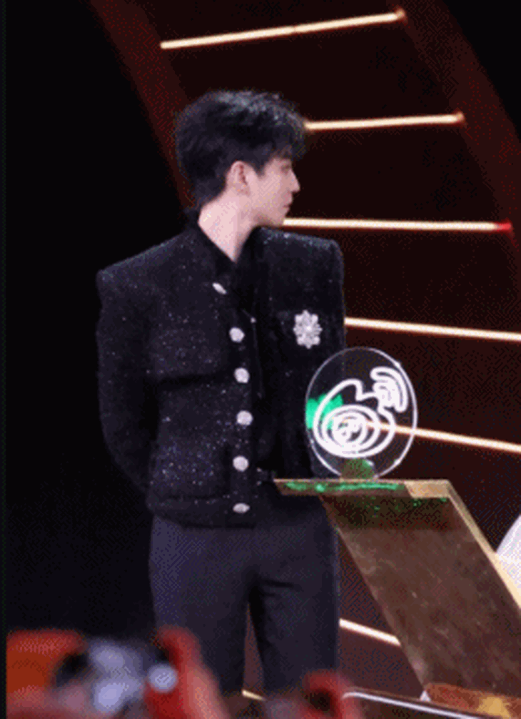 Đêm hội Weibo: Dương Mịch né tránh Lưu Diệc Phi, Huỳnh Hiểu Minh sượng khi đụng Angelababy - Ảnh 8.