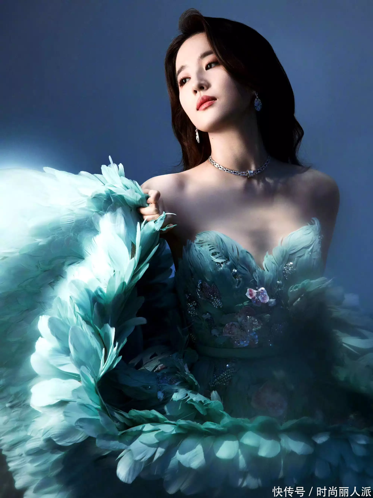 Tiểu Long Nữ Lưu Diệc Phi gây sốt với tạo hình công chúa khổng tước - Ảnh 1.