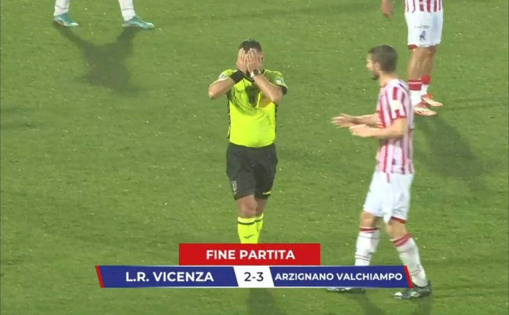 Trọng tài cho trận đấu bắt đầu lại vì lỡ thổi còi kết thúc sớm - Ảnh 3.