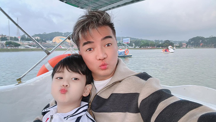 Ảnh vui sao Việt 28-3: Bố con Đàm Vĩnh Hưng vui nhộn - Ảnh 1.