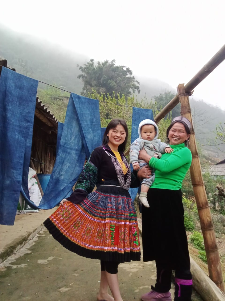 Di cùng mẹ và con gái, ảnh chụp năm 2023.