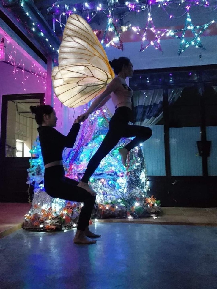 Cô gái nhờ dân mạng chỉnh ảnh để có thêm đôi cánh - Ảnh 7.