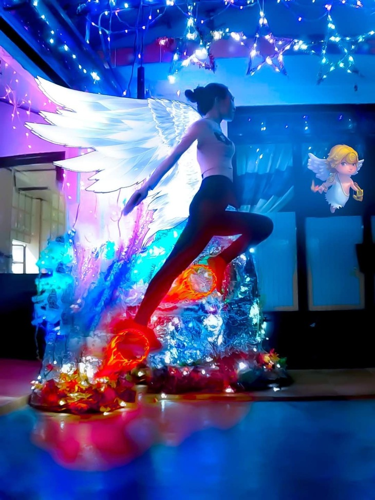 Cô gái nhờ dân mạng chỉnh ảnh để có thêm đôi cánh - Ảnh 2.