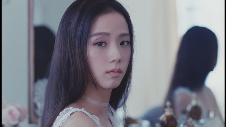 Jisoo (BLACKPINK) vừa tung MV solo đầu tay đã khiến fan ‘đổ gục - Ảnh 4.