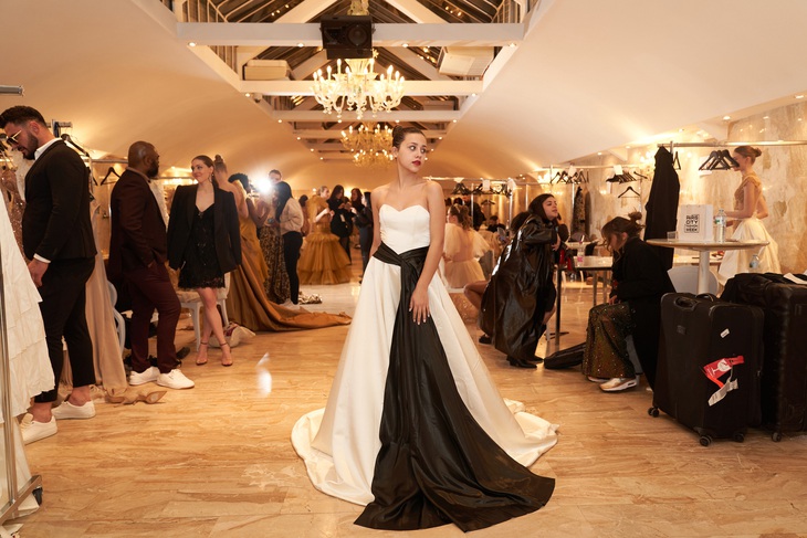 Trần Phương Hoa khoe bộ sưu tập váy cưới tại Pháp - Ảnh 4.