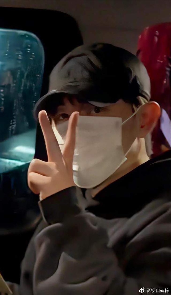 Nam thần Đặng Luân công khai lộ diện, tay trong tay với... trai lạ - Ảnh 2.