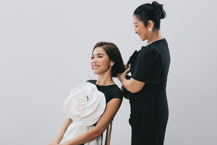 Minh Tú và mẹ tinh nghịch trong bộ ảnh mừng 8-3 - Ảnh 7.