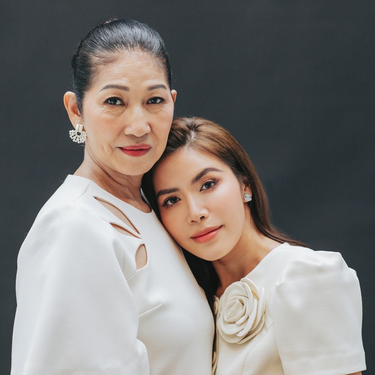 Minh Tú và mẹ tinh nghịch trong bộ ảnh mừng 8-3 - Ảnh 13.