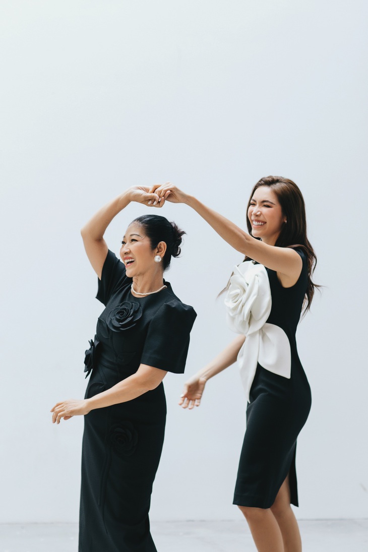 Minh Tú và mẹ tinh nghịch trong bộ ảnh mừng 8-3 - Ảnh 9.