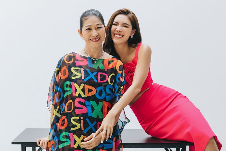 Minh Tú và mẹ tinh nghịch trong bộ ảnh mừng 8-3 - Ảnh 10.