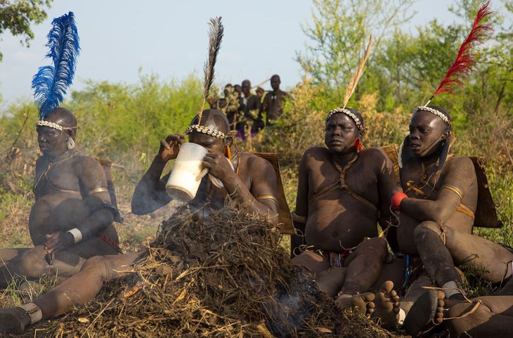 Bộ lạc kỳ lạ: Đàn ông vòng bụng càng bự thì càng đẹp trai! - Ảnh 6.