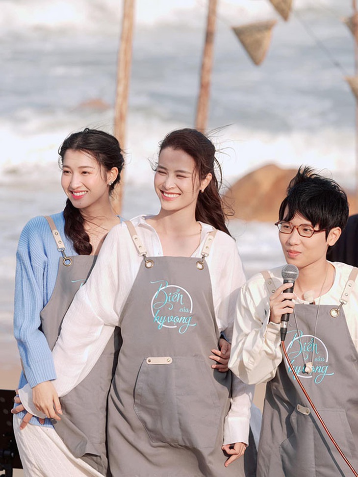 Ảnh vui sao Việt 8-3: Phương Oanh thăm NSND Công Lý - Ảnh 9.