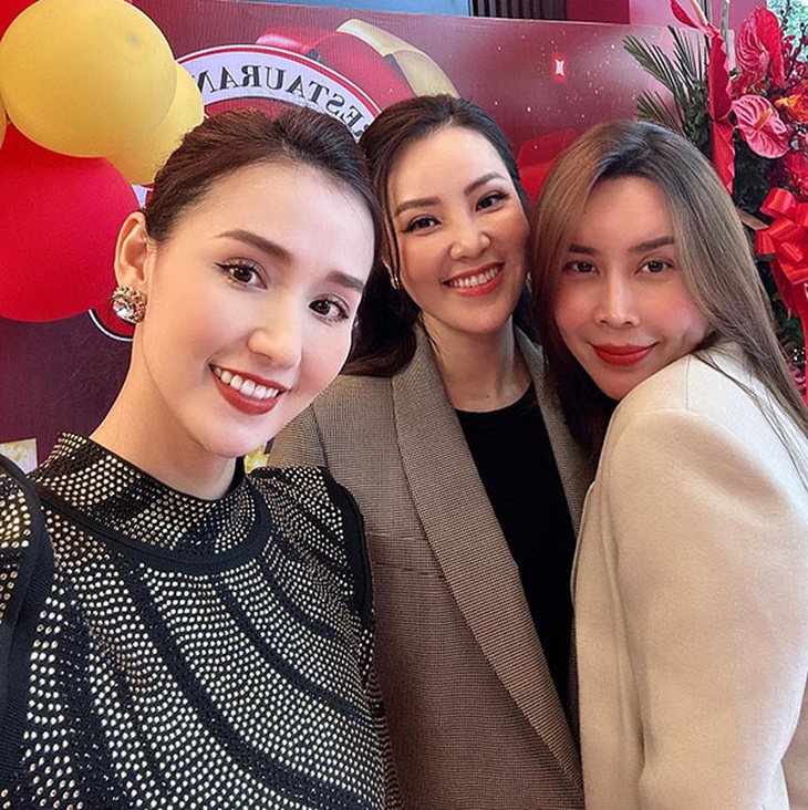 Ảnh vui sao Việt 8-3: Phương Oanh thăm NSND Công Lý - Ảnh 5.