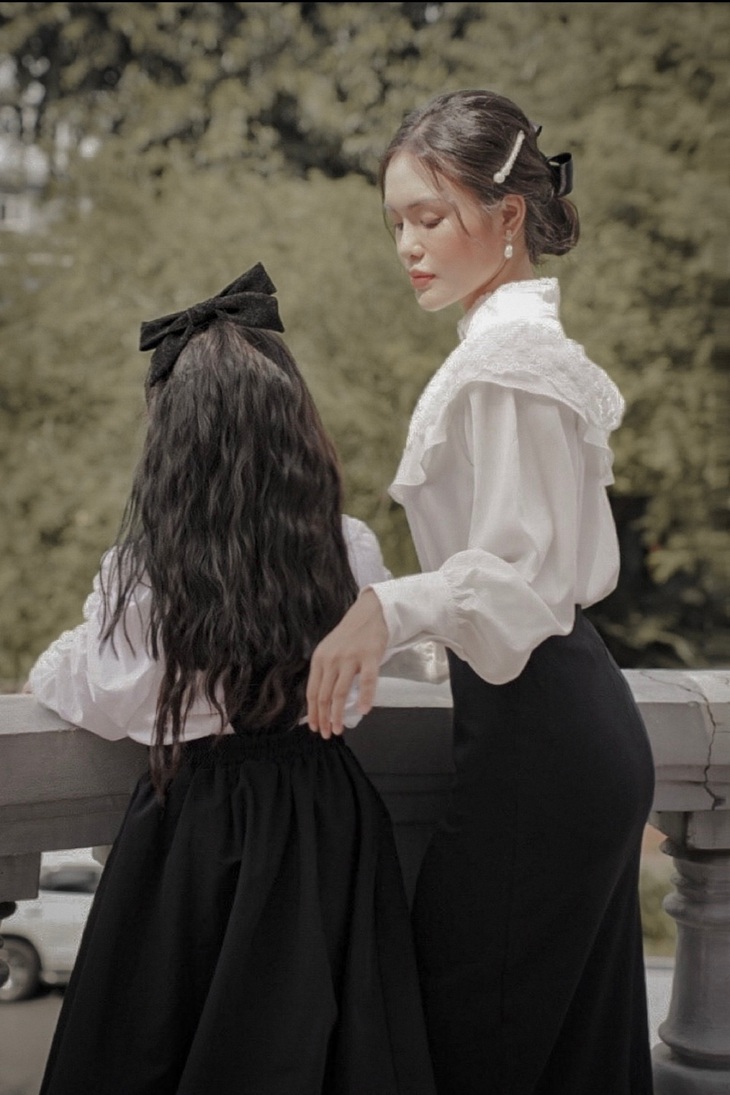 Yeye Nhật Hạ lần đầu khoe diện mạo con gái - Ảnh 1.