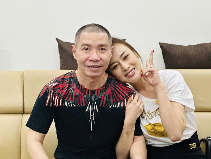 Ảnh vui sao Việt 8-3: Phương Oanh thăm NSND Công Lý - Ảnh 1.