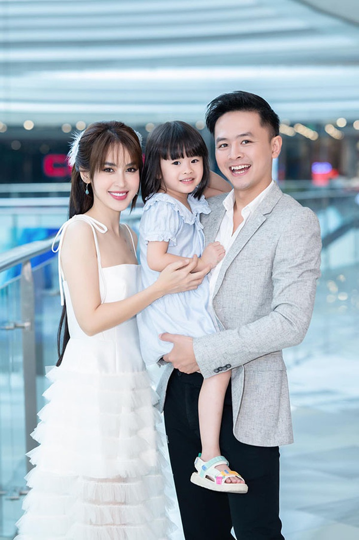 Ảnh vui sao Việt 8-3: Phương Oanh thăm NSND Công Lý - Ảnh 8.