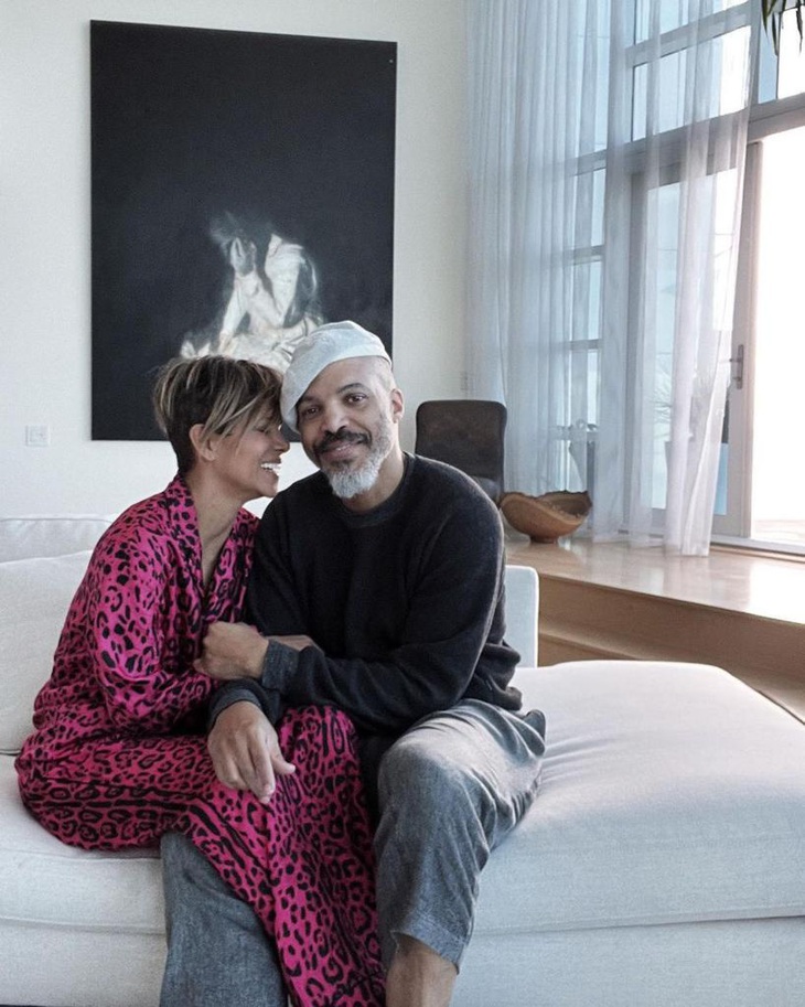 ‘Miêu nữ’ Halle Berry khỏa thân uống rượu trên ban công - Ảnh 5.