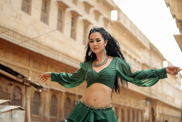 Võ Hạ Trâm khoe vũ đạo bỏng mắt cùng giọng hát thần sầu trong MV Về với em - Ảnh 8.