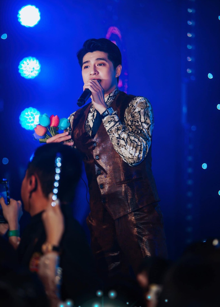 Noo Phước Thịnh hát say sưa vẫn kịp đỡ camera man vấp té đầy tinh tế - Ảnh 1.