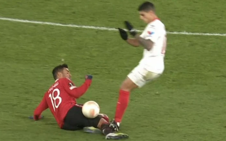 CĐV Man Utd nổi giận vì Erik Lamela thoát thẻ đỏ