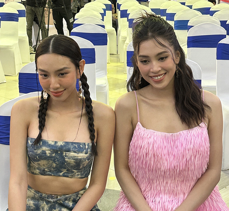 Ảnh vui sao Việt 14-4: Hoa hậu Thùy Tiên đọ sắc Tiểu Vy qua camera thường - Ảnh 1.