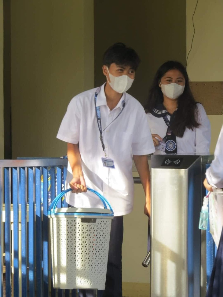 Trường tổ chức ngày không túi, trùm cuối làm cười đau bụng! - Ảnh 2.