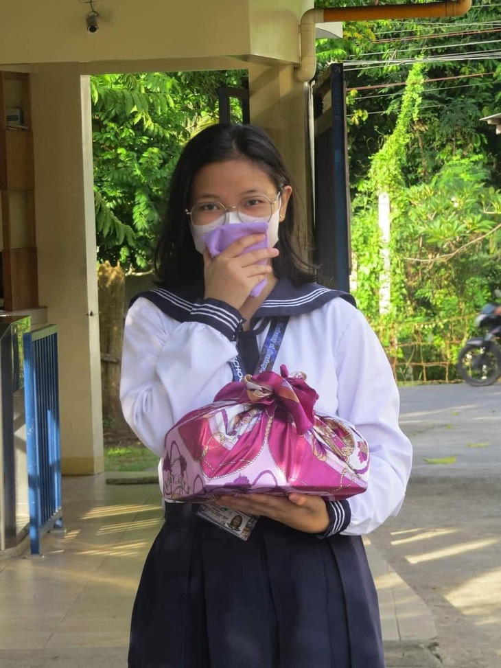 Trường tổ chức ngày không túi, trùm cuối làm cười đau bụng! - Ảnh 1.