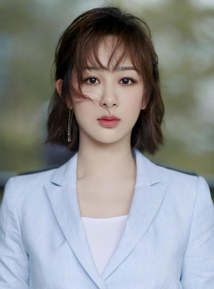 Dương Tử cho bạn rửa ruột bằng sữa chua, bia hết hạn sử dụng - Ảnh 1.