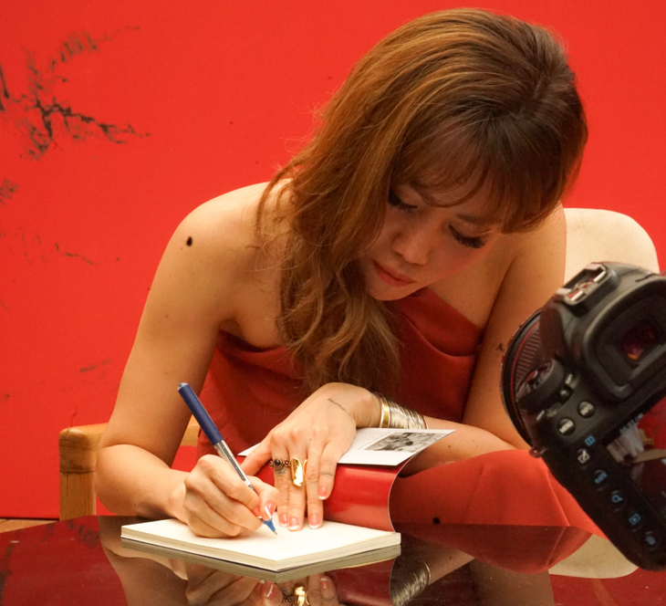 Amanda Huỳnh là ai mà MC Tùng Leo xăm tên cô lên cánh tay? - Ảnh 4.