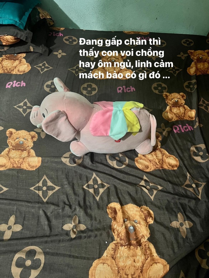 Chồng đêm nào cũng ôm gấu bông thay vì mình, chị vợ liền bật giác quan thứ 7 - Ảnh 1.