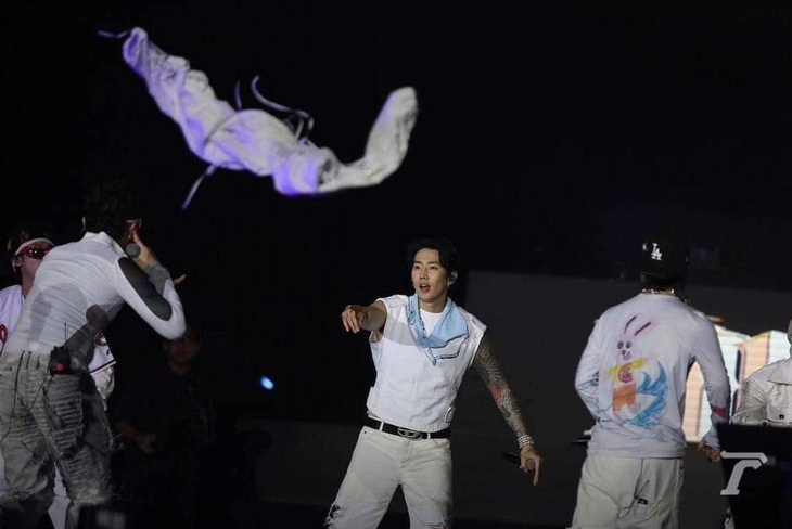 Jay Park gây sốc khi nhặt nội y của fan cuồng vắt lên người - Ảnh 3.