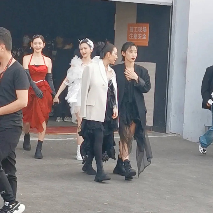 Chi Pu, Ella (S.H.E) cùng Trương Gia Nghê khuấy động ‘Tỷ tỷ đạp gió rẽ sóng 4’ bằng ‘See tình? - Ảnh 8.