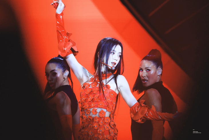 Jisoo (BlackPink) bị chê nhảy cứng, người hâm mộ bênh vực