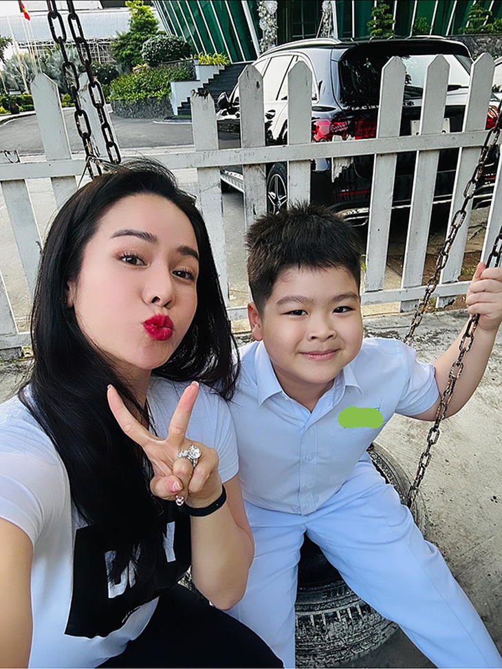 Ảnh vui sao Việt 3-4: Trường Giang trổ tài cắt tóc cho con gái - Ảnh 2.