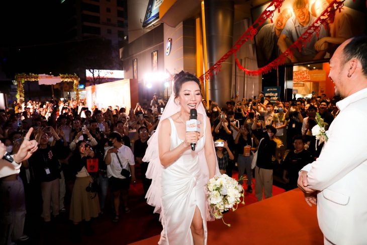 Thu Trang tung hoa cưới nhả vía mót chồng, fan đòi mang Tiến Luật về - Ảnh 3.