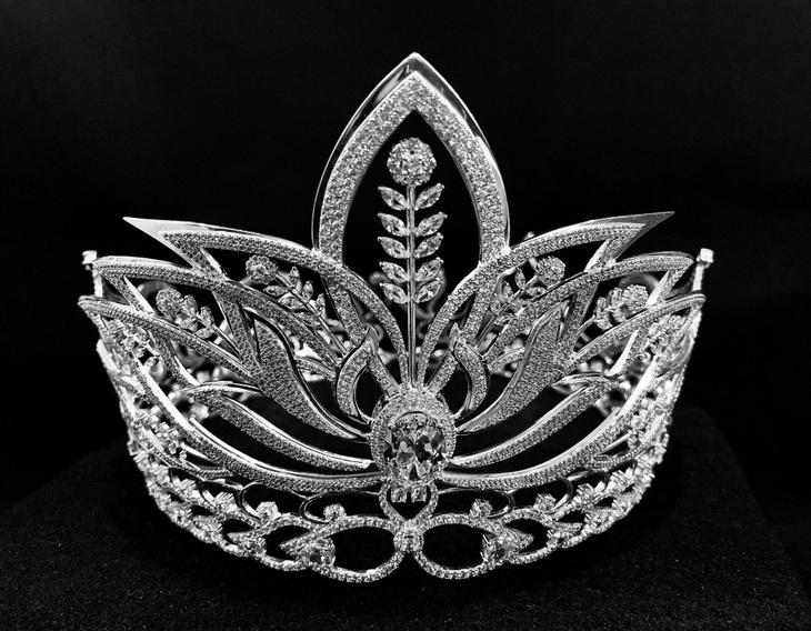 Soi vương miện thiết kế lạ giá 2 tỉ đồng của Hoa hậu Du lịch bản sắc Việt Nam - Ảnh 1.