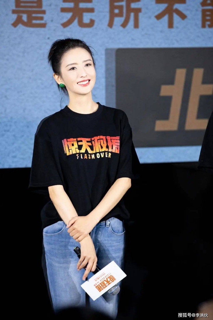 Biểu cảm ‘tấu hài của Đồng Lệ Á khi thấy con trai - Ảnh 1.