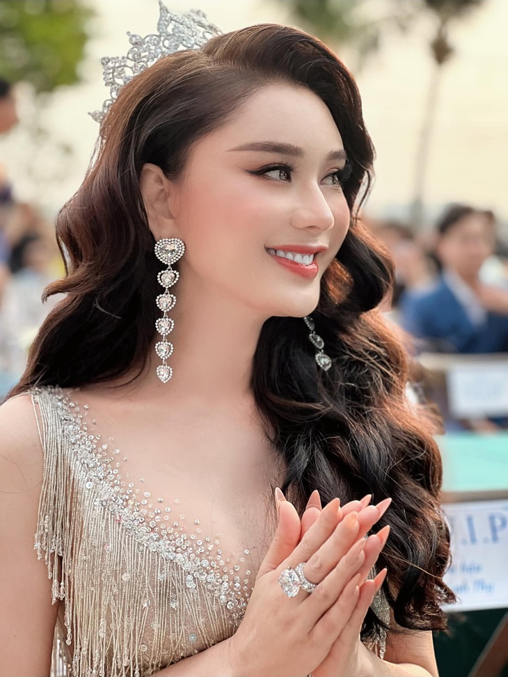 Không phải hoa hậu nhưng đội vương miện đi sự kiện, Lâm Khánh Chi nói gì? - Ảnh 4.