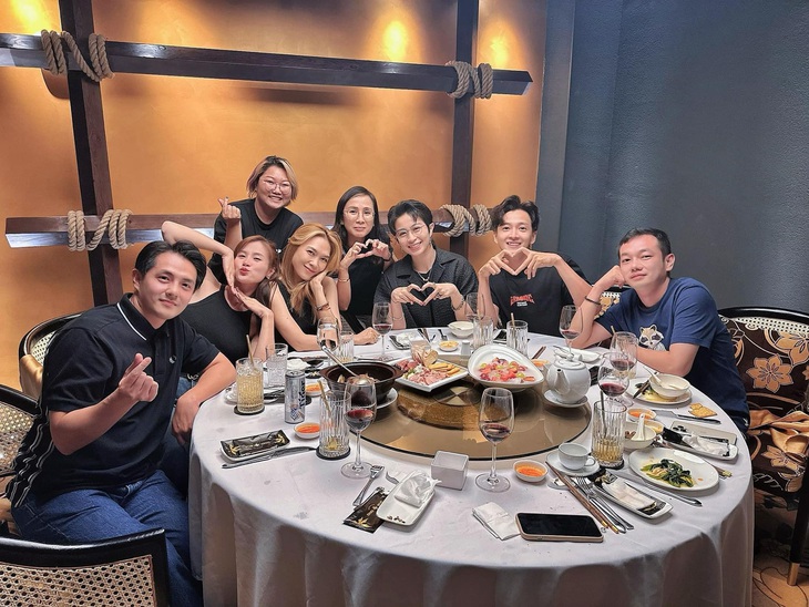 Trước đó, hình ảnh "chị đại Vpop" ăn tối cùng vợ chồng Đông Nhi - Ông Cao Thắng, Ngô Kiến Huy Gil Lê cũng khiến fan hiếu kỳ