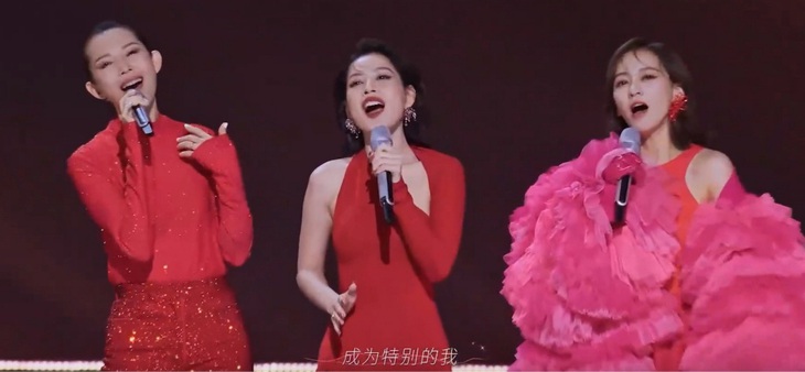 Nữ ca sĩ hòa giọng cùng các thí sinh ca khúc chủ đề bằng tiếng Hoa