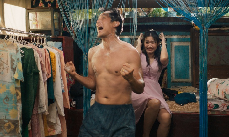 Trailer Lật mặt 6: Trung Dũng nhai ly thủy tinh, Lý Hải xé đôi vé số trăm tỉ - Ảnh 4.