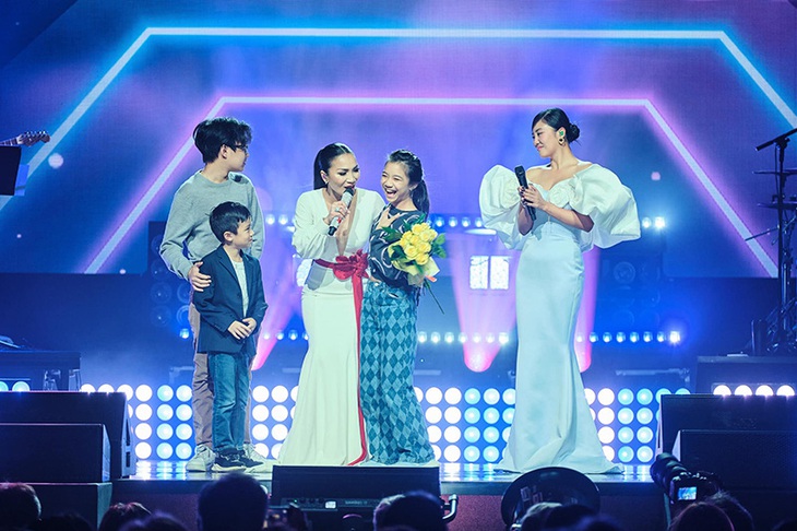 Ảnh vui sao Việt 6-4: Diệu Nhi bị ‘chọc quê’ khi đang xin lộc - Ảnh 5.