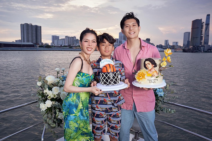 Ảnh vui sao Việt 6-4: Diệu Nhi bị ‘chọc quê’ khi đang xin lộc - Ảnh 2.