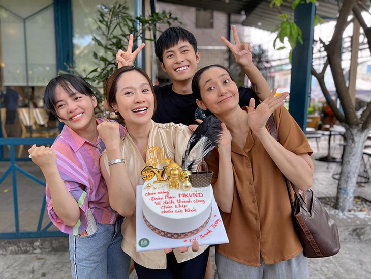 Ảnh vui sao Việt 6-4: Diệu Nhi bị ‘chọc quê’ khi đang xin lộc - Ảnh 10.