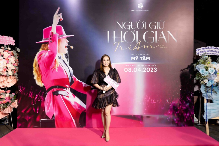 Những khoảnh khắc ‘cười ngất’ tại thảm đỏ ra mắt phim của Mỹ Tâm - Ảnh 7.