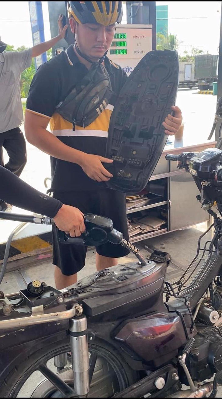 Ảnh vui 8-4: Kính chiếu hậu chạy bằng pin - Ảnh 2.