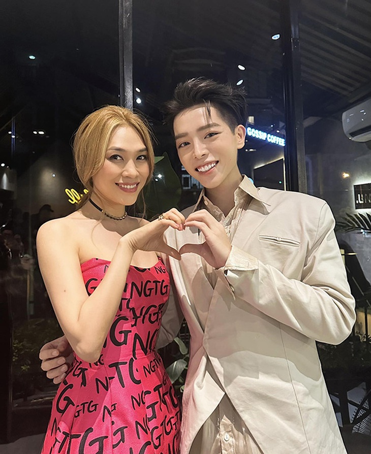 Đức Phúc đến ủng hộ cô giáo Mỹ Tâm ra mắt phim tài liệu "Người giữ thời gian".