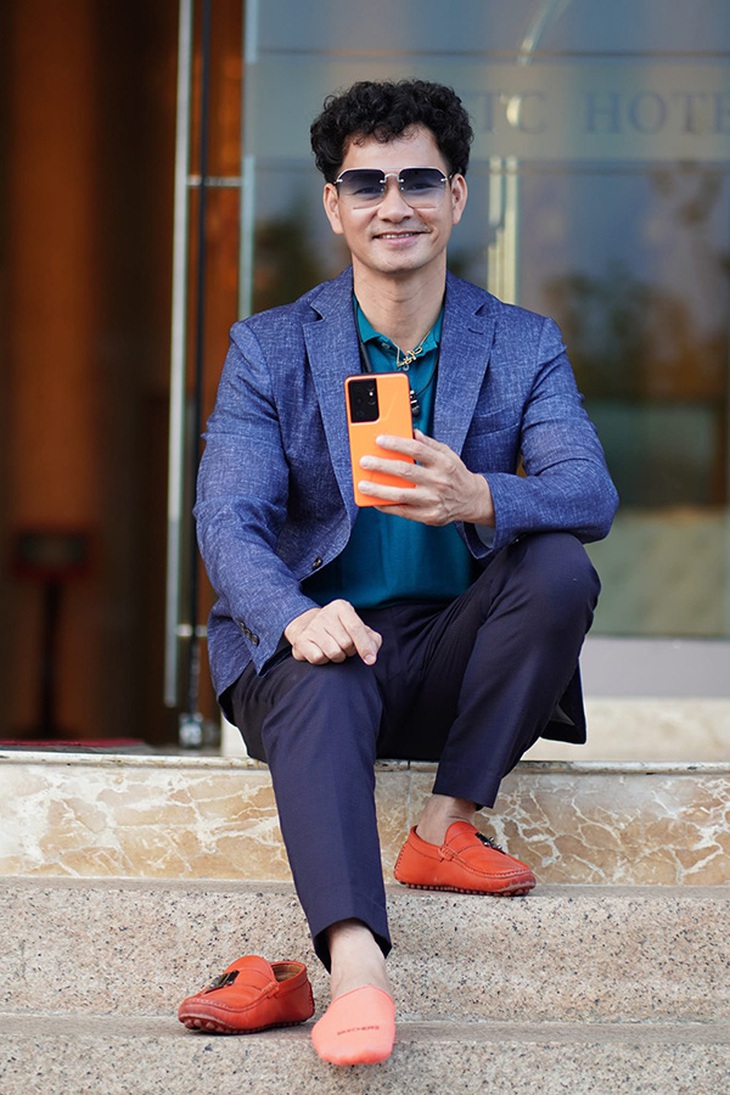 Khoe thời trang trẻ trung khi đi học lớp bồi dưỡng đạo diễn, MC Xuân Bắc bị trêu: "Sao anh không diện cả cây cam".