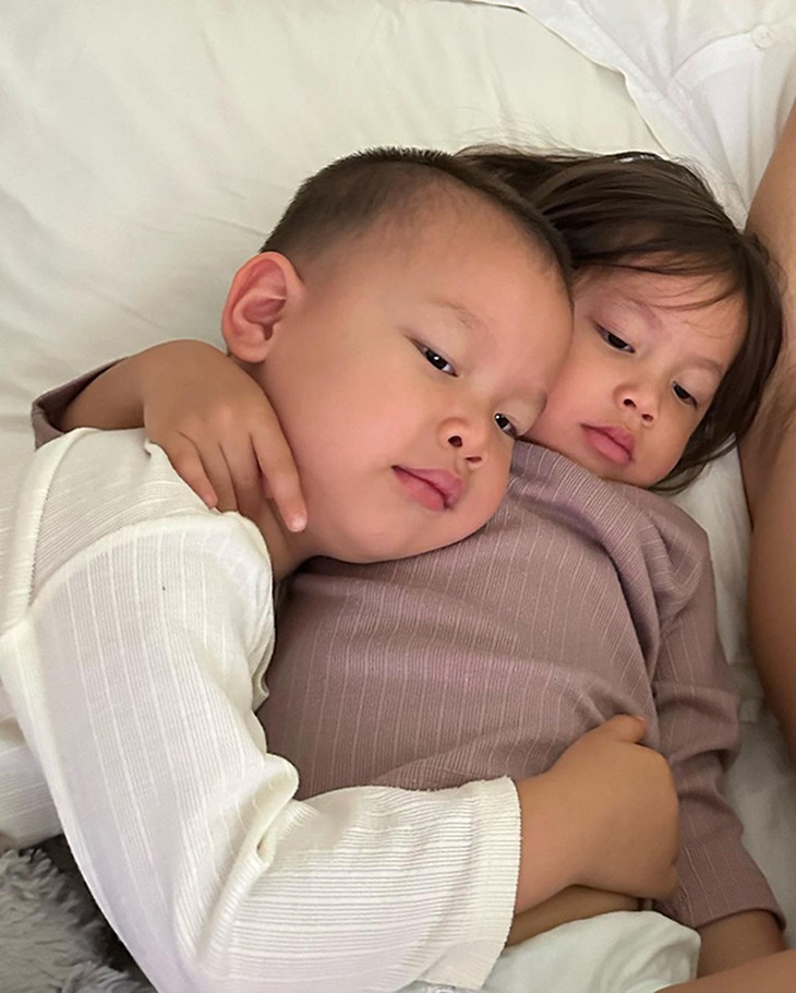 Khoảnh khắc đáng yêu của hai con song sinh Leon và Lisa nhà Hồ Ngọc Hà – Kim Lý. "Rồi ai bảo vệ ai đây", Hà Hồ bình luận vui về bức ảnh.